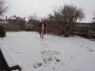 Αναβοσβήνει Pregnant wife Flashing Naked in the Snow