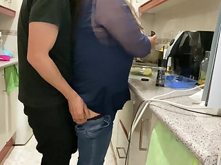 授乳中 I fuck my stepmom's ass while she cooks!